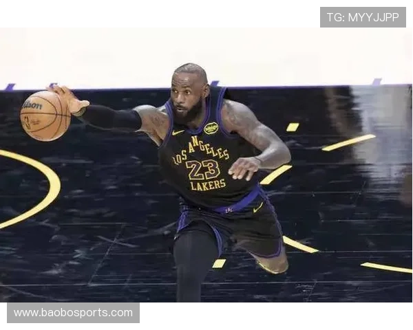 老詹边线球发球成功后准备罚两次罚球 持续改写比赛局势