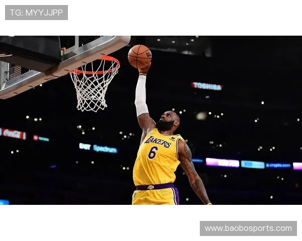 詹姆斯高举奖杯的瞬间永载史册成为篮球传奇的新高峰